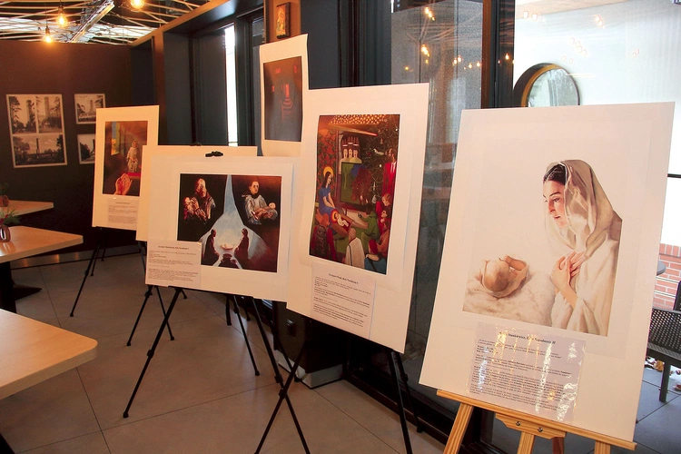 Plansze można oglądać, popijając kawę. 