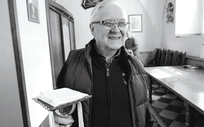 Antoni Kozyra w czasie pełnienia swoich obowiązków w zakrystii.