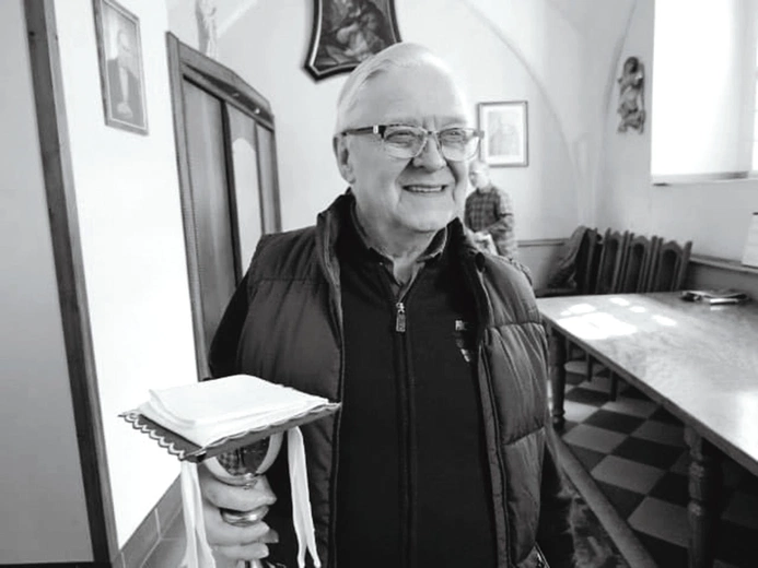 Antoni Kozyra w czasie pełnienia swoich obowiązków w zakrystii.