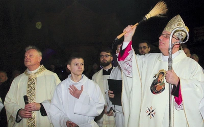 Bp Zadarko w obecności ks. Ryszarda Kizielewicza podczas ceremonii.