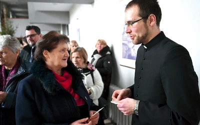 Wymiana życzeń i dzielenie się opłatkiem.