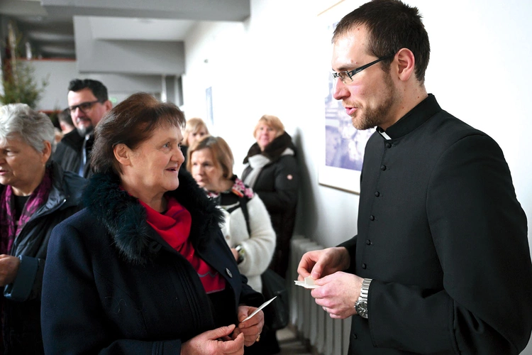 Wymiana życzeń i dzielenie się opłatkiem.