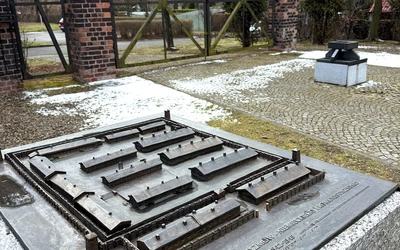 Po dawnym obozie na Zgodzie została jedynie brama, przy której umieszczono pamiątkowe tablice. Przez wiele lat dzieje tego miejsca spowijało milczenie. 