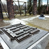 Po dawnym obozie na Zgodzie została jedynie brama, przy której umieszczono pamiątkowe tablice. Przez wiele lat dzieje tego miejsca spowijało milczenie. 