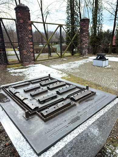 Po dawnym obozie na Zgodzie została jedynie brama, przy której umieszczono pamiątkowe tablice. Przez wiele lat dzieje tego miejsca spowijało milczenie. 