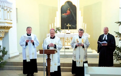 Biskup gliwicki Sławomir Oder i zabrzańscy proboszczowie (od prawej): ks. Łukasz Gaś, parafia ewangelicko-augsburska, ks. Józef Dorosz, rzymskokatolicka parafia św. Józefa, i ks. Arkadiusz Kinel, rzymskokatolicka parafia św. Andrzeja Apostoła. 