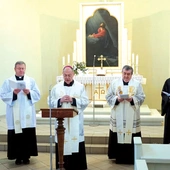 Biskup gliwicki Sławomir Oder i zabrzańscy proboszczowie (od prawej): ks. Łukasz Gaś, parafia ewangelicko-augsburska, ks. Józef Dorosz, rzymskokatolicka parafia św. Józefa, i ks. Arkadiusz Kinel, rzymskokatolicka parafia św. Andrzeja Apostoła. 