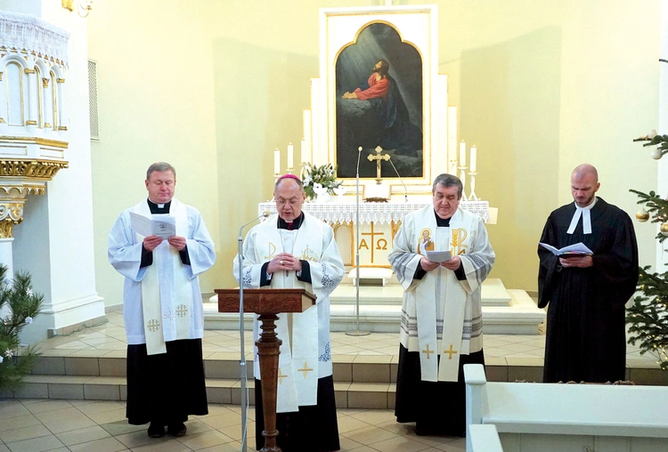 Biskup gliwicki Sławomir Oder i zabrzańscy proboszczowie (od prawej): ks. Łukasz Gaś, parafia ewangelicko-augsburska, ks. Józef Dorosz, rzymskokatolicka parafia św. Józefa, i ks. Arkadiusz Kinel, rzymskokatolicka parafia św. Andrzeja Apostoła. 