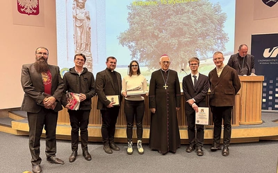 Nagrody najlepszym uczestnikom wręczył abp senior Wiktor Skworc.