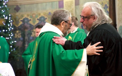Znak pokoju przekazują sobie ks. prof. Henryk Seweryniak i ks. Szymon Czembor.