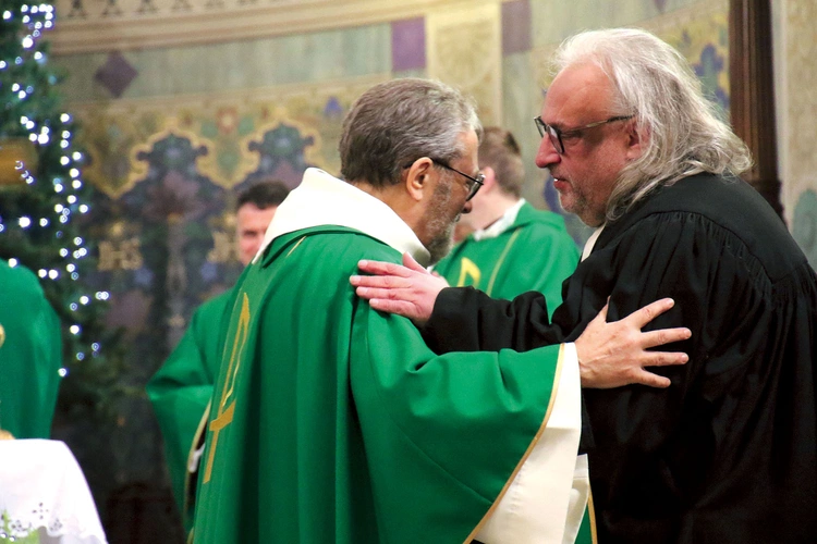 Znak pokoju przekazują sobie ks. prof. Henryk Seweryniak i ks. Szymon Czembor.