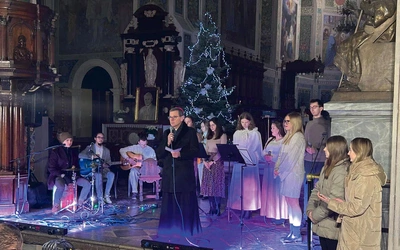 Kolędy zabrzmiały w płockiej katedrze nie tylko jako echo świątecznej tradycji, ale także jako wyznanie wiary i pragnienie wspólnoty.