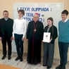 Laureaci diecezjalnego etapu Olimpiady Teologii Katolickiej z bp. Markiem Mendykiem i ks. Damianem Mroczkowskim,  dyrektorem wydziału katechetycznego.