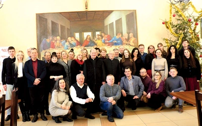 W czasie spotkań muzycy kościelni mogą się wymienić doświadczeniami. Na zdjęciu  z ks. prał. Henrykiem Ćwiekiem  i ks. Andrzejem Zarzyckim.