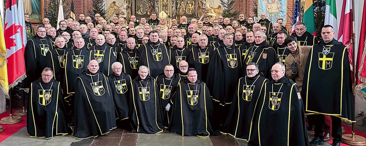 – Rozważając nauczanie św. Jana Pawła II, wzrastajcie w wierze, nadziei i miłości i bądźcie świadkami wielkich dzieł Bożych – apelował do rycerzy ks. Jarosław Prusaczyk.