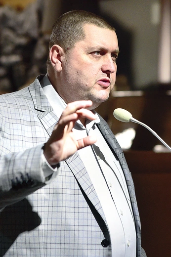 – W dobie rozwoju technologii medycznej trzeba odpowiedzieć na pytanie: „Co jest istotą leczenia?”. Wielu odpowie: diagnoza, zabieg, leki. Nie. Istotą leczenia nadal są obecność i troska – podkreślał Robert.