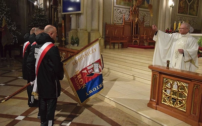 Sztandar trzymali byli piłkarze klubu – Dariusz Różański, Daniel Grymuła i Marcin Trojanowski. 