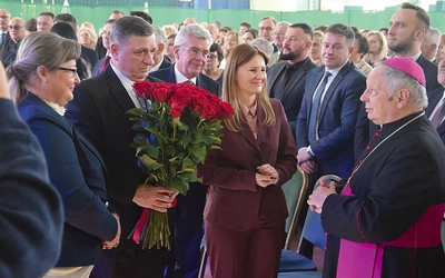 Wręczenie kwiatów bp. Henrykowi Tomasikowi z okazji 80. urodzin.