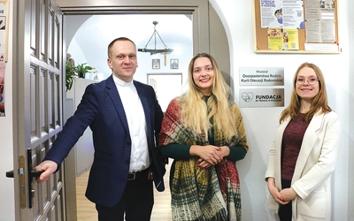 Ks. Krzysztof Bochniak, Wiktoria Urbańczyk (w środku) i Kamila Rzepka.