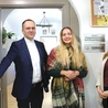 Ks. Krzysztof Bochniak, Wiktoria Urbańczyk (w środku) i Kamila Rzepka.