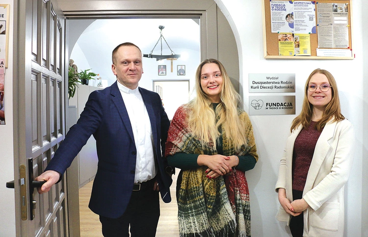 Ks. Krzysztof Bochniak, Wiktoria Urbańczyk (w środku) i Kamila Rzepka.