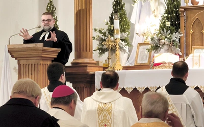 25 stycznia o 18.00 zaplanowano Mszę św. w katedrze przy ul. Floriańskiej 3. 27 stycznia nabożeństwo animowane przez wspólnotę Chemin Neuf odbędzie się o 19.00 w Kościele Opatrzności Bożej w Warszawie-Wesołej. Tydzień zakończy modlitwa 28 stycznia o 17.30 w Kościele św. Marcina przy ul. Piwnej 9/11.