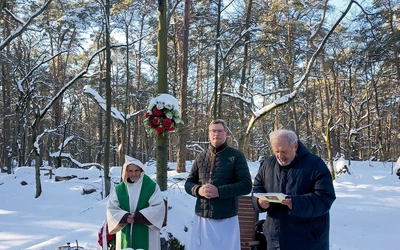 Eucharystię przy Mogile Powstańców 1863 r. odprawił ks. Kazek z Truskawia, należący do Małych Braci Jezusa.