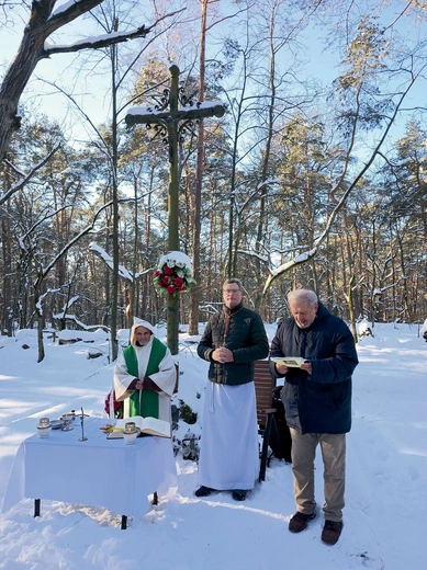 Eucharystię przy Mogile Powstańców 1863 r. odprawił ks. Kazek z Truskawia, należący do Małych Braci Jezusa.