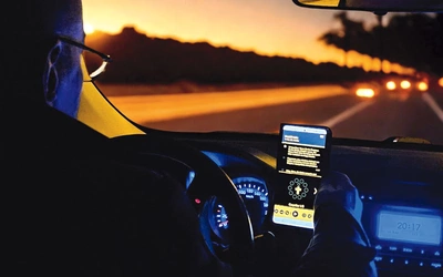 Na ekranie telefonu pojawia się widok paciorków. Da się je „przesuwać”, klikając, lub też same będą się odznaczać w rytmie modlitwy automatycznie odtwarzanej. Możliwość odsłuchiwania tekstu jest wygodna np. w trakcie prowadzenia samochodu.