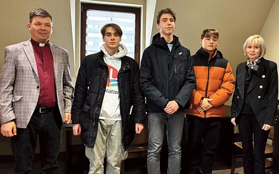 Trójka finalistów OTK z opiekunami.