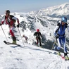Skialpinizm w polskich Tatrach. Na tym etapie zawodów zawodnicy wędrują pod górę na nartach