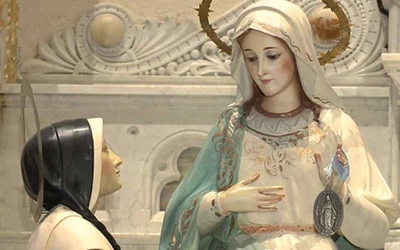 Cichy fenomen Paryża. Miliony pielgrzymów wracają do Cudownego Medalika