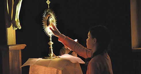 Między banałem a tajemnicą. Jak odnaleźć zagubione poczucie sacrum?