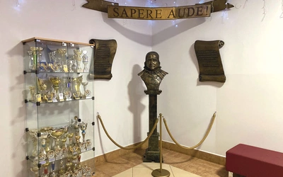 Uczniowie skierniewickiego „klasyka” do bycia mądrymi są zachęcani przez patrona szkoły.  