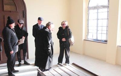 Zaniedbany dom pogrzebowy jest remontowany. 