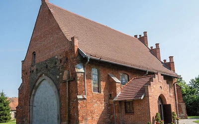 Na fotografii zachodniej części świątyni widać charakterystyczny, zamurowany ostrołuk. To pozostałość po dawnym przejściu do wieży, której po wojnie nie odbudowano.