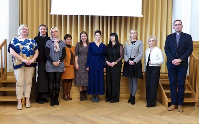 Koordynatorzy konkursu: ks. Łukasz Listwan (z prawej) i Dominika Kamińska (z lewej) z nauczycielami-opiekunami uczestników ubiegłorocznego konkursu.