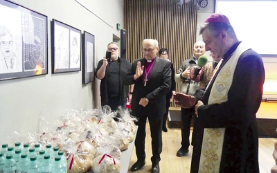 Biskupi Roman Pindel i Adrian Korczago pobłogosławili chlebki jedności. 