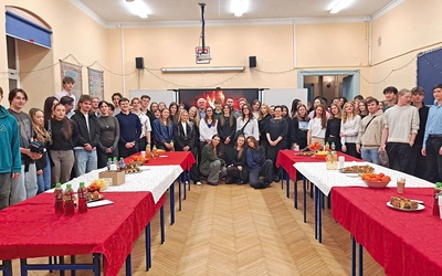 Absolwenci Liceum Ogólnokształcącego Katolickiego Towarzystwa Kulturalnego w Bielsku-Białej na ostatnim spotkaniu.