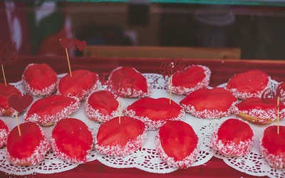 Tradycją odpustową w Bieruniu są pieczone z tej okazji ciasteczka – bieruńskie całuski. To biszkopty w kształcie ust nadziewane masą o smaku adwokatowym. Każde ciastko jest ręcznie pokrywane błyszczącą, czerwoną masą lukrową i wiórkami kokosowymi.   