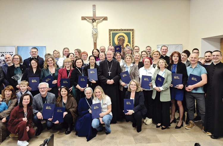 Absolwenci, animatorzy i organizatorzy z bp. Andrzejem. 