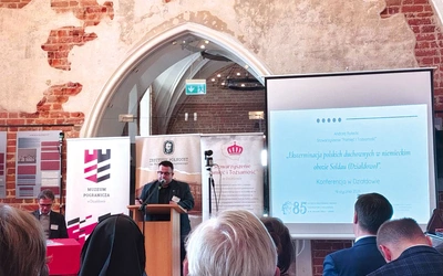 Sympozjum wpisało się w obchody Dnia Pamięci Ofiar Obu Totalitaryzmów na Warmii i Mazurach w Działdowie. Z tej racji dzień wcześniej w Sanktuarium Męczenników Działdowskich Mszy św. przewodniczył biskup Szymon Stułkowski.