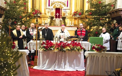 Modlitwie przewodniczył  bp Krzysztof Nitkiewicz  wraz z duchownymi  różnych wyznań  chrześcijańskich. 