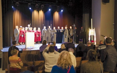 Na zakończenie koncertu oba chóry wspólnie wykonały kolędę.