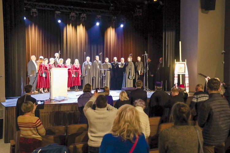 Na zakończenie koncertu oba chóry wspólnie wykonały kolędę.