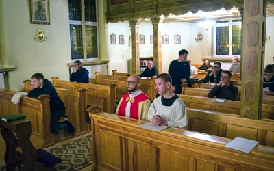 Stałym punktem programu  jest wieczorna adoracja.