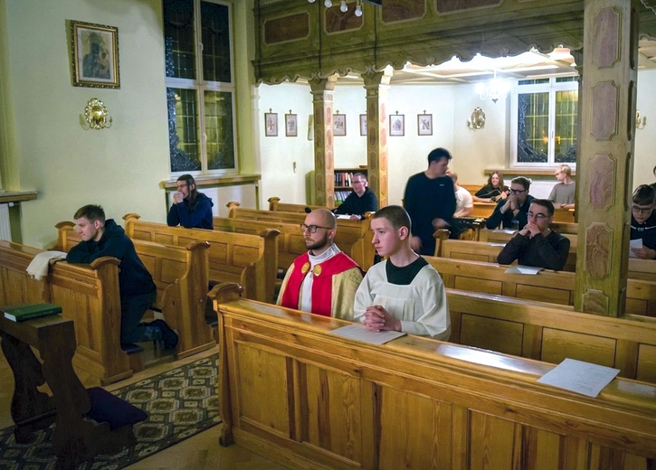 Stałym punktem programu  jest wieczorna adoracja.