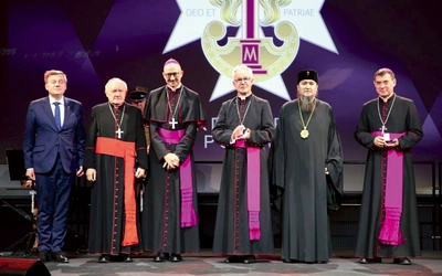  Abp Galbas i kard. Nycz zostali uhonorowani za wsparcie i zaangażowanie w działalność wojskowej diecezji.