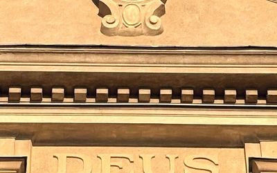 Daty umieszczone w górnej części fasady świątyni.