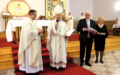 Bp Marek Solarczyk wręczał nominacje i legitymacje nowym członkom.